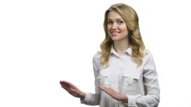 Güzel iş kadını reklam için yerini gösteriyor..