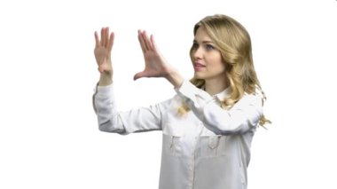 Sanal ekran ile çalışan kadın.