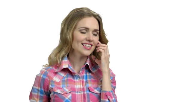 Дівчина розмовляє по прозорому телефону . — стокове відео