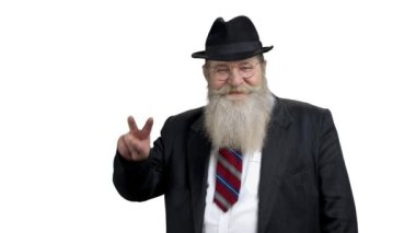 Zafer işareti gösteren mutlu kıdemli adam.