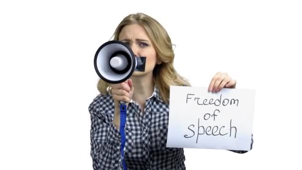 Woman holding card with inscription Freedom of speech. — Stock Video