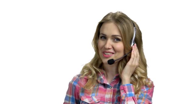 Jonge vrouw met headset op witte achtergrond. — Stockvideo