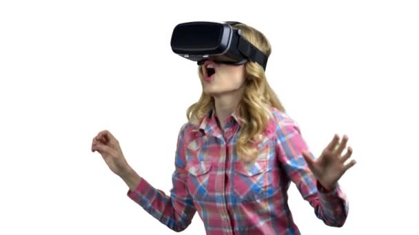 Boldog nő visel virtuális valóság googles. — Stock videók
