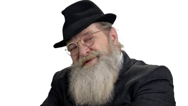 Old friendly man in glasses talking on white background. — Stock Footage Old friendly man in glasses talking on white background. Stock Footage