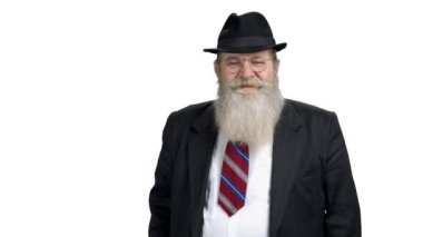 Kıdemli işadamı hediye kutusu gösteriyor..