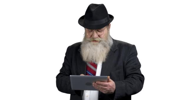 デジタルタブレットを使用して古いひげそりのビジネスマン. — ストック動画