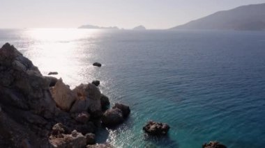 Turkuaz suyu olan tropikal bir adanın kayalık kıyıları. Manzaralı deniz manzarası.