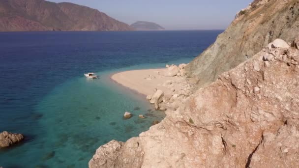 Malebný výhled na moře s průzračně modrým oceánem, skalnatými útesy a horami. — Stock video