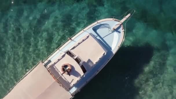 Luchtfoto van witte boot op turquoise oceaan water. — Stockvideo