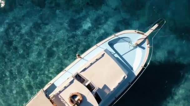 Красивая белая яхта пришвартована в голубой океанской лагуне. — стоковое видео