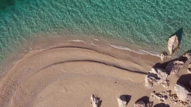 Vue aérienne par drone de la plage de sable tropical avec des vagues claires de l'océan. — Video