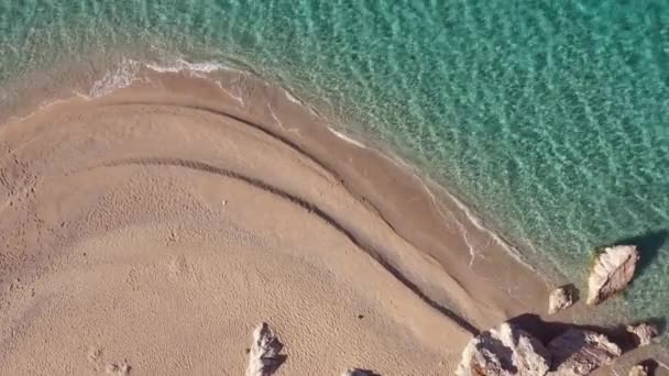 Vue aérienne par drone du littoral avec une eau turquoise claire. — Video