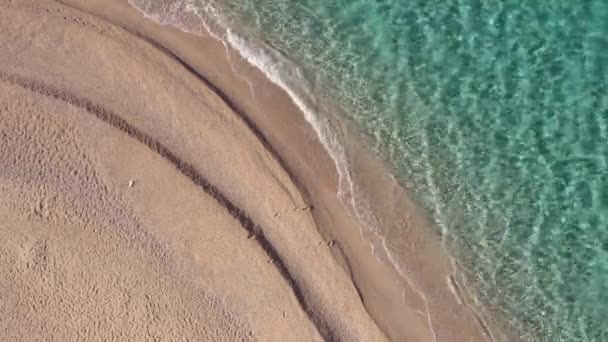 Veduta aerea della spiaggia di sabbia tropicale e dell'oceano con acqua cristallina. — Video Stock