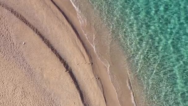 Ondas oceânicas turquesa atingindo a praia tropical. Vista de cima. — Vídeo de Stock