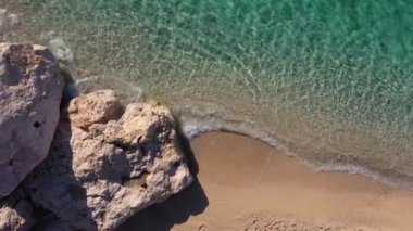 Maldivler adasının kayalık kıyı şeridinin temiz turkuaz suyuyla üst görüntüsü.