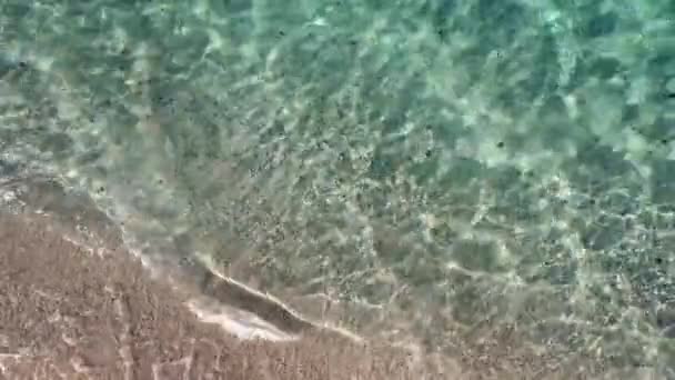 Vista aérea das ondas do oceano na praia tropical de areia. — Vídeo de Stock