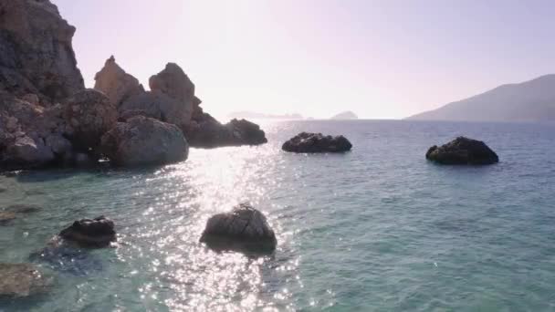 Praia oceânica rochosa com água cristalina. — Vídeo de Stock