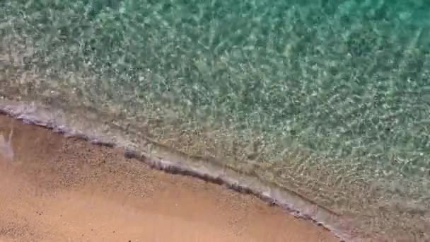 Drone vista da costa com água azul-turquesa clara. — Vídeo de Stock