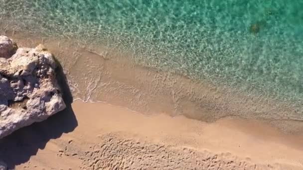 Vue aérienne de la belle plage tropicale et du littoral rocheux avec des vagues océaniques. — Video