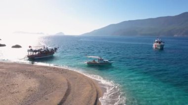 Yatları olan tropikal deniz koyunun manzarası. Arkaplanda dağlar.