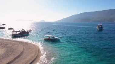 Deniz koyunda turistli tekneler. Sahilden hava manzarası.