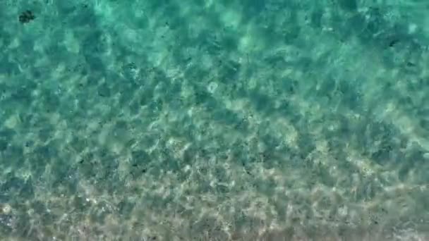 Texture de l'eau sur la plage de sable. Eau de mer peu profonde sur le littoral. — Video