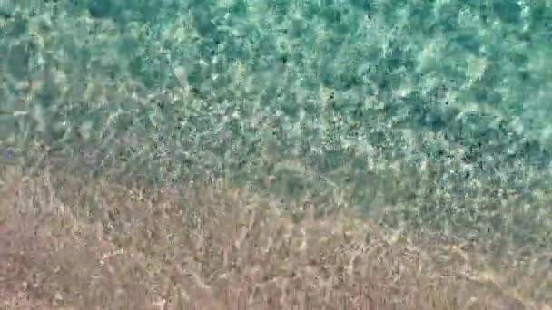 Agua transparente del océano tropical en la playa de arena. Vista desde arriba. — Vídeos de Stock
