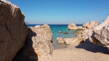 Maldivler adasının kayalık kıyı şeridi berrak turkuaz suyla.