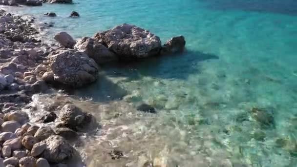 Costa rochosa com mar azul-turquesa raso. Natureza fundo. — Vídeo de Stock