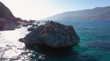 Temiz deniz suyunda taşlar ve kayalar. Güzel yaz doğa sahnesi.