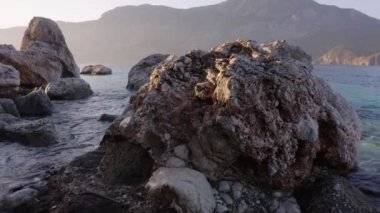 Kocaman kayalarla deniz manzarası. Büyük taşları ve berrak suları olan tropik bir sahil..