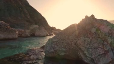 Deniz kıyısındaki uçurumların manzarası. Büyük taşları olan güzel tropikal plajlar.