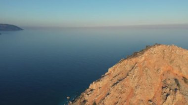 Deniz ufkunun ve mavi gökyüzünün manzarası. Deniz Burnu.