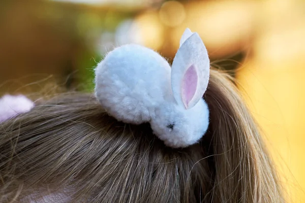 女孩头发上有趣的白兔发夹特写. — 图库照片