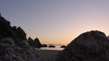 Okyanus körfezinde gün batımı. Güzel deniz manzarası.