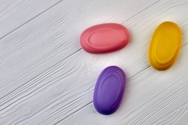 Pembe mavi ve sarı kaplıca hijyen kozmetik sabunlar..