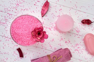 Tedavi için pembe spa aksesuarları ve rahatlama.