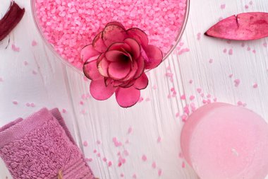 Spa konsepti düzleşmişti. Mor havlu ve pembe tuz..