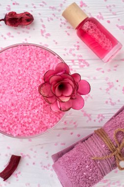 Üst manzara pembe himalaya tuzu ve havlu ve vücut losyonu..