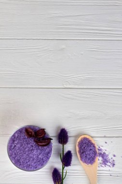 Üst görünüm düz mor şeyler yatıyordu spa tedavisi için.