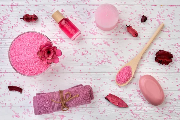 Tedavi için spa banyosu malzemeleri ve rahatla..