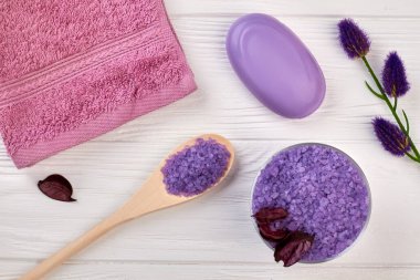 Spa tedavisi için düz mor aksesuar seti.