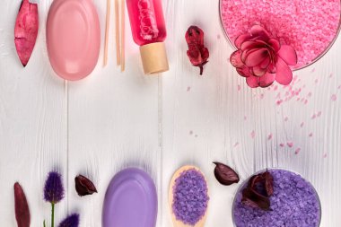 Beyaz ahşap masanın üzerine kaplıca tedavisi aksesuarları serilmiş..