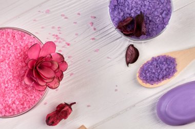 Beyaz ahşap masada banyo için kaplıca aksesuarları..