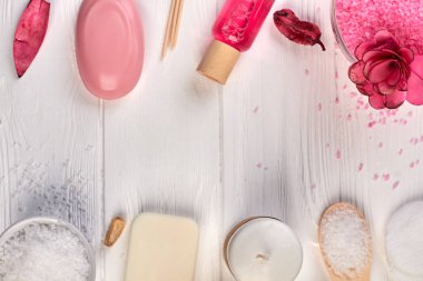 Beyaz ahşap masada banyo ve spa malzemeleri..