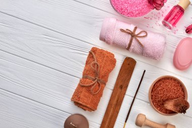 Üst manzara banyo aksesuarları beyaz ahşap masada..