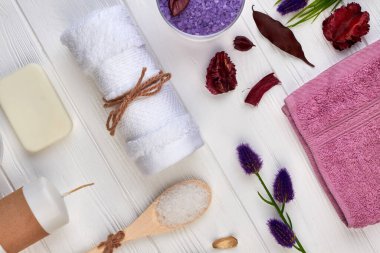 Masada kaplıca tedavisi için birçok aksesuar var..