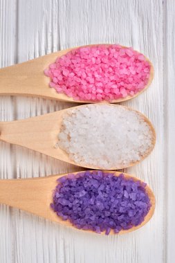 Kapalı ahşap kaşıklar ve renkli himalaya tuzu..