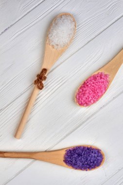 Kristal tuz mineralli üç sade tahta kaşık..