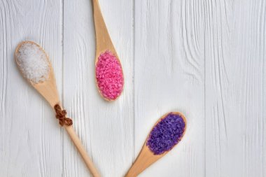 Pişirmek için beyaz pembe ve mavi tuzlu kaşıklar.